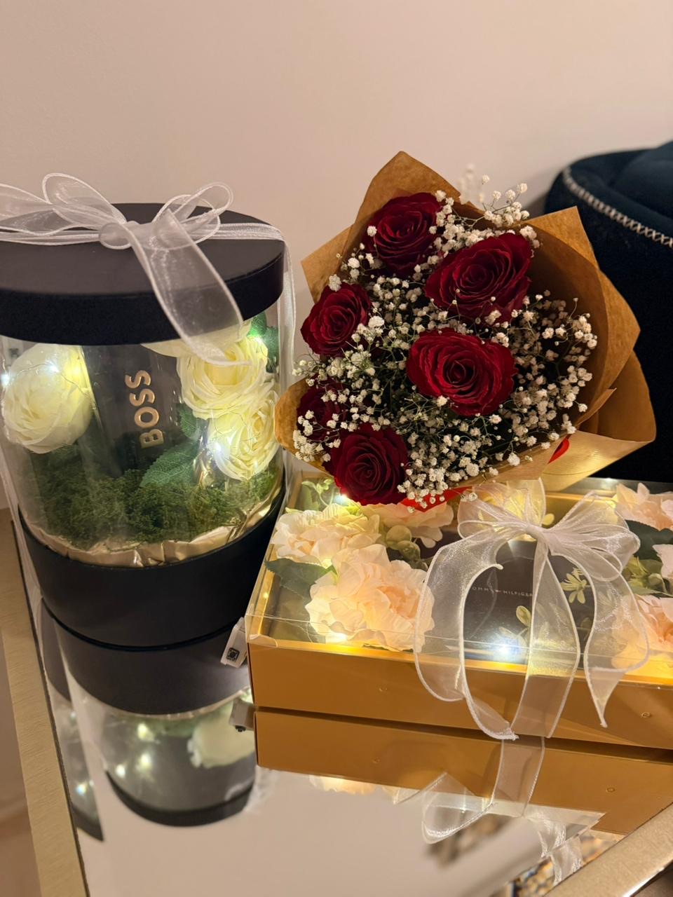 Bouquet with a rose gift box